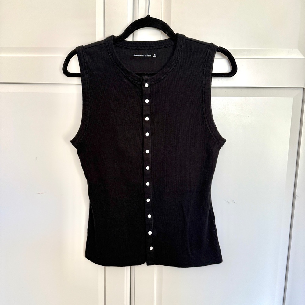 Abercrombie & Fitch Black Sleeveless Button-Down Shirt - Picture 2 of 7